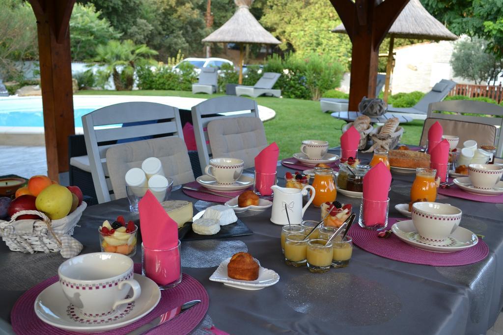 Le Refuge Bed & Breakfast มอร์นาส ภายนอก รูปภาพ